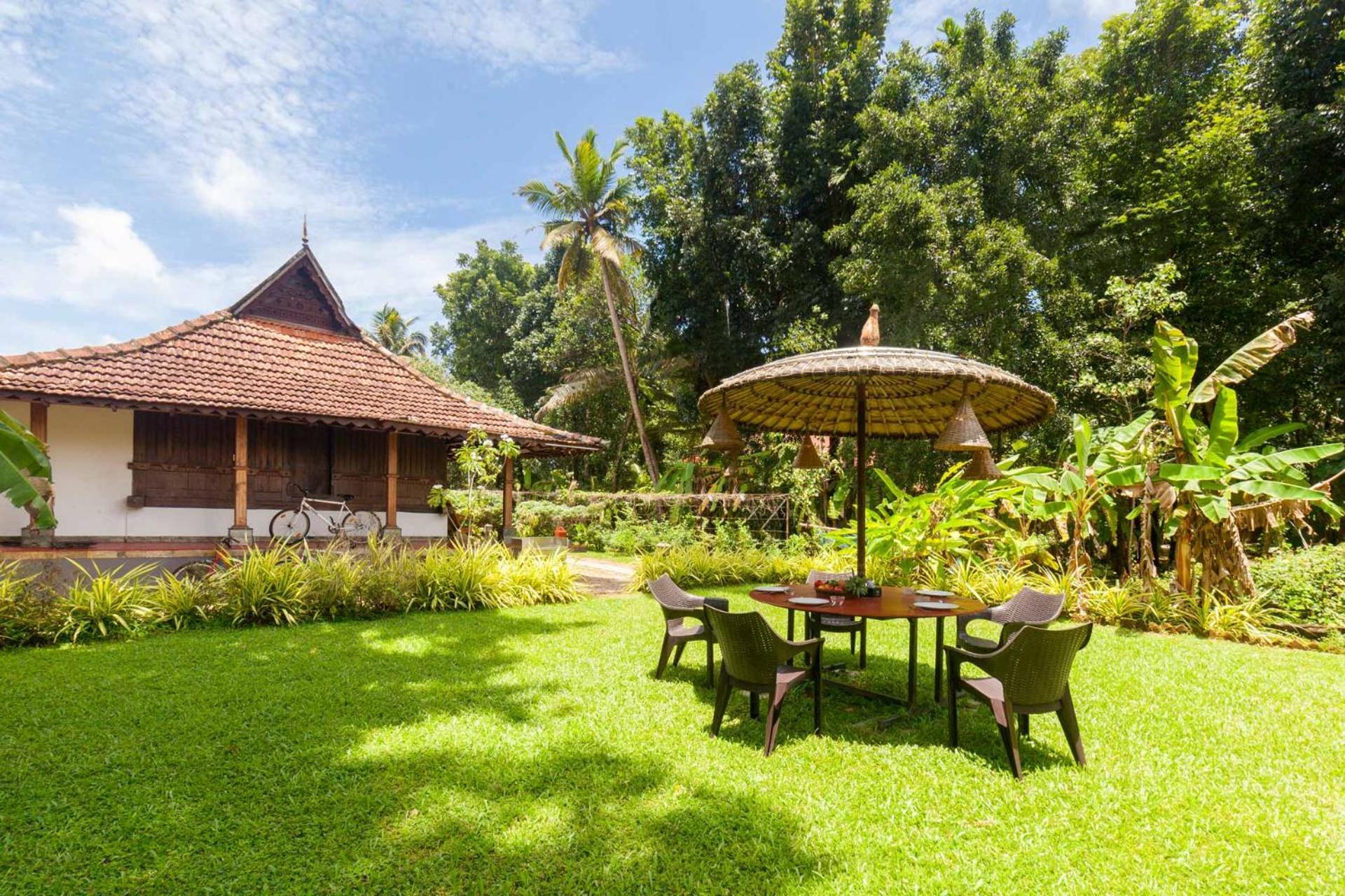 Stayvista At La Riva Heritage Villa With Bicycle Alappuzha Exteriör bild